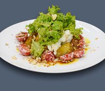 Салат с молодым сыром и хрустящим баклажаном