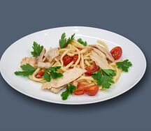 Лапша с цыплёнком и томатами