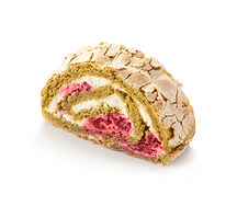 Фисташковый рулет с малиной