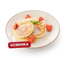 Оладьи с бананом, клубникой и сгущенным молоком