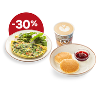 Завтрак с омлетом и кофе