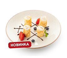 Блинчики с творогом, свежими ягодами и шоколадным соусом