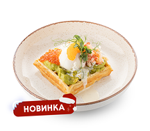 Картофельная вафля с крабом и красной икрой