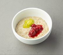 Нежная овсяная каша с домашним джемом и виноградом