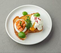 Бенедикт с яйцом пашот и лососем