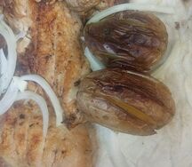 Половинка курочки и картофель на углях