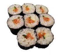 Классический ролл с лососем и огурцом