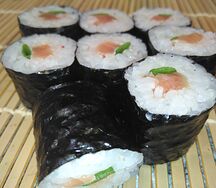 Классический ролл с лососем и луком
