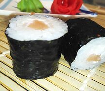 Классический ролл с лососем и сыром