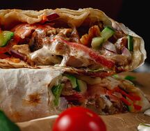 Мини-шаурма с говядиной и тайским соусом