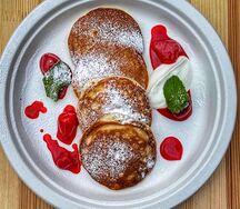 Оладьи Закрылки с клубничным соусом и сметаной