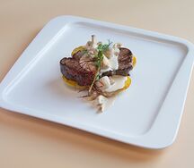 Корейка говяжья с сливочно-грибным соусом
