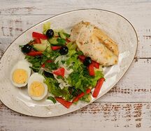 Куриная грудка с овощами и яйцом