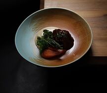 Телячьи щечки с луковым пюре и овощами