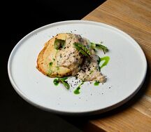Куриные котлеты с грибным соусом и картофельным пюре