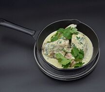 Цыпленок чкмерули в сливочном соусе