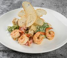 Салат Цезарь с креветками