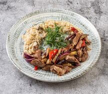Свинина с овощами и пастой ризони