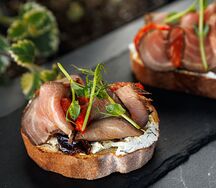 Тосты с говядиной и печёным перцем