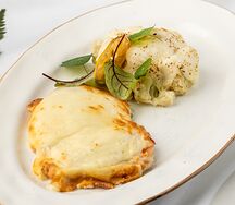 Куриная грудка под сыром с цветной капустой