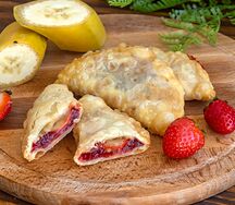 Чебурек с клубникой и бананом