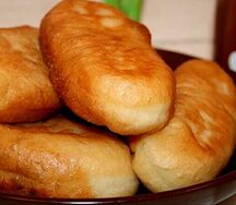 Пирожок с картошкой и сосиской