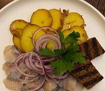 Сельдь с картофелем и луком