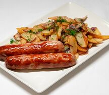 Фермерские колбаски с жареным картофелем и грибами