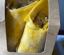 Ролл с горбушей и яйцом