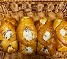 Ватрушка с творогом и изюмом 