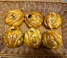 Сдобная булочка с абрикосом 