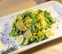 Салат с курицей и ананасами
