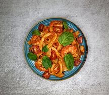 Феттуччине с морепродуктами под красным соусом