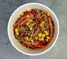 Лапша яичная со свининой, кукурузой и сладким чили