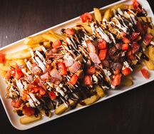 Картофель фри с нежным филе и беконом