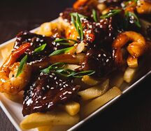 Картофель фри с креветкой и говядиной