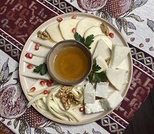 Тарелка кавказских сыров с зеленью