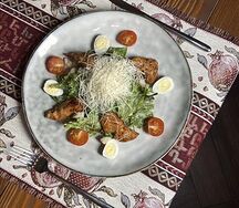 Салат Цезарь с курицей