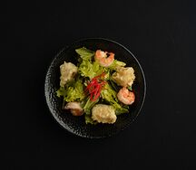 Салат с тигровой креветкой и сыром камамбер