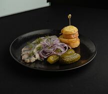 Филе сельди с печеным картофелем и маринованными огурцами