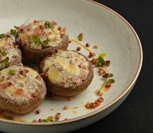 Шампиньоны, фаршированные сыром сулугуни