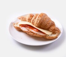 Круассан с Курицей и соусом Цезарь