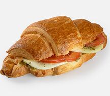 Круассан с индейкой, печеным перцем и соусом айоли