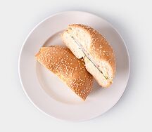 Бейгл с курицей и соусом цезарь 