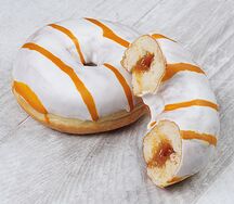 Пончик-донатс с карамельной начинкой и белой глазурью