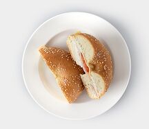 Бейгл с индейкой, печеным перцем и соусом айоли