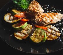 Лимонное куриное филе с овощами на гриле