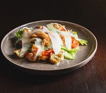 Салат Цезарь с креветками