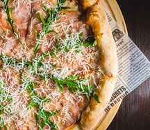 Пицца с вяленым мясом и рукколой