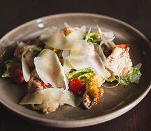 Салат Цезарь с курицей